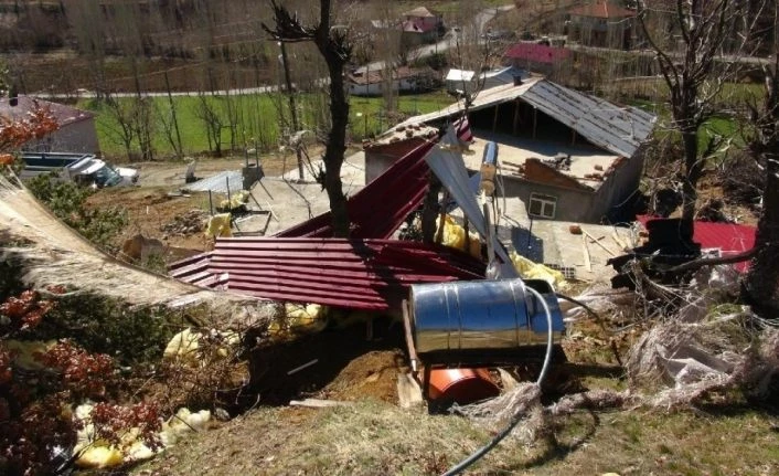 Malatya’da fırtına onlarca ahırın ve evin çatısını uçurdu