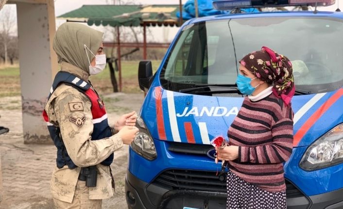 Malatya’da Jandarma görevlileri, şiddet mağduru kadınları unutmadı