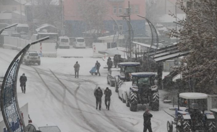Malazgirt’te baharın ilk gününde lapa lapa kar yağışı