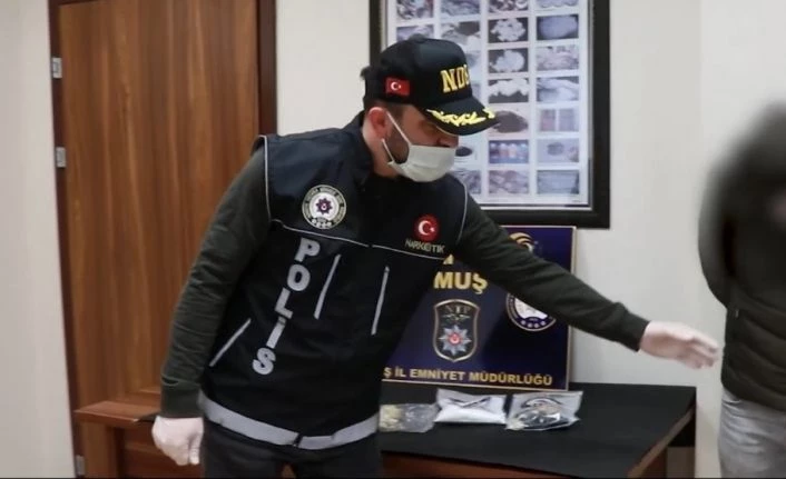 Midesinden 305 gram uyuşturucu çıktı