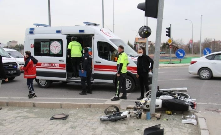 Motosiklet önce kaldırıma sonra direğe çarptı: 2 yaralı