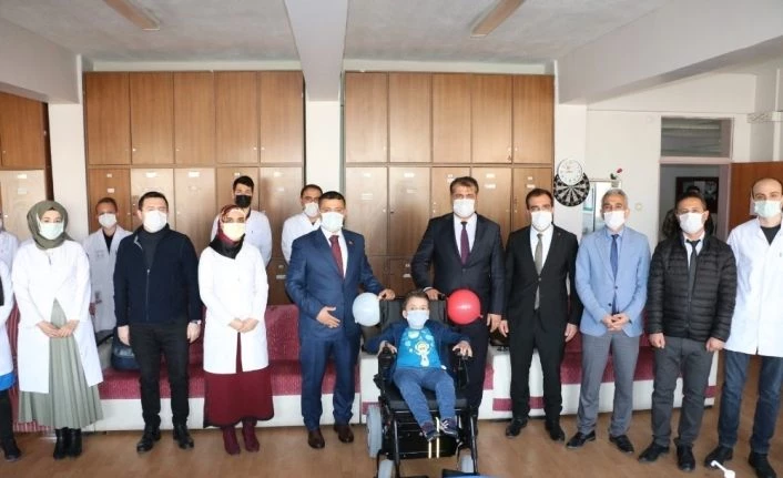 Van'da öğretmenlerden bedensel engelli öğrenciye tekerlekli sandalye