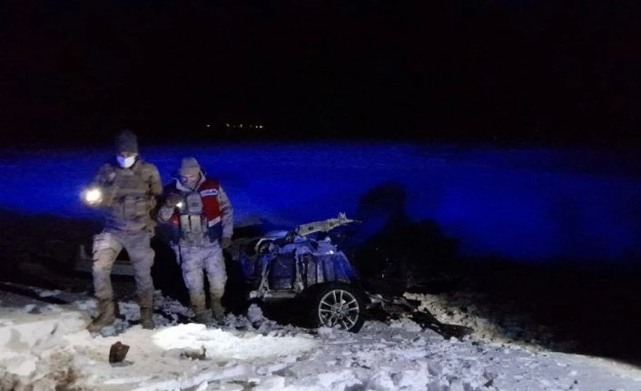 Otobüsle çarpışan otomobil ikiye bölündü:1 ölü, 4 yaralı