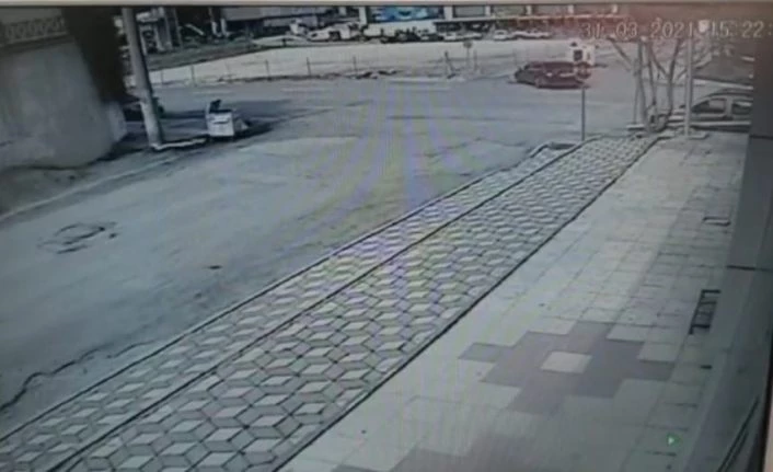 Otomobil ile  hafif ticari araç böyle çarpıştı