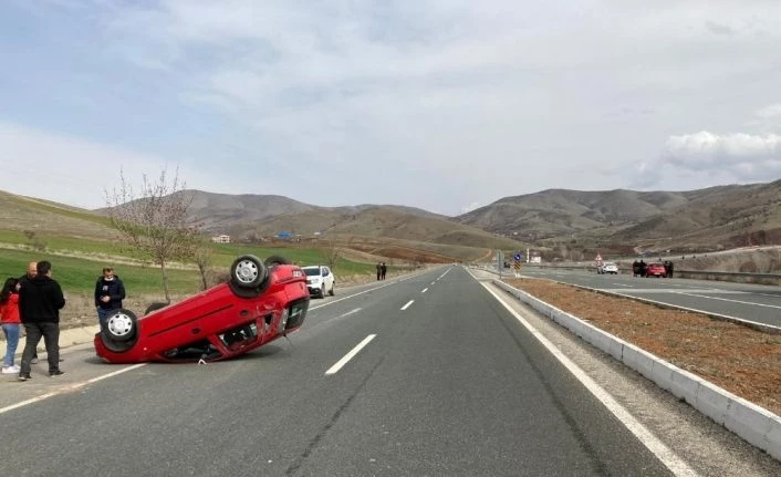 Otomobil ters döndü, sürücü yara almadan kurtuldu