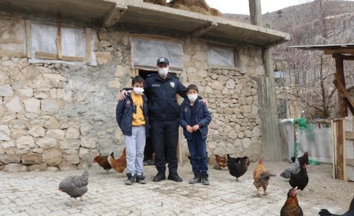 Polislerden soğuk kentin çocuklarına iç ısıtan yardım