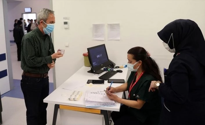 Risk grubundakiler ile 60 yaş üzeri ve eşleri için aşılama başladı