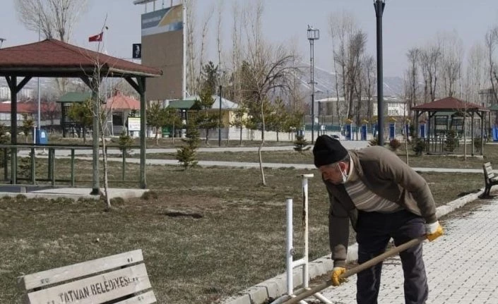 Tatvan’daki park ve bahçelerde bahar temizliği