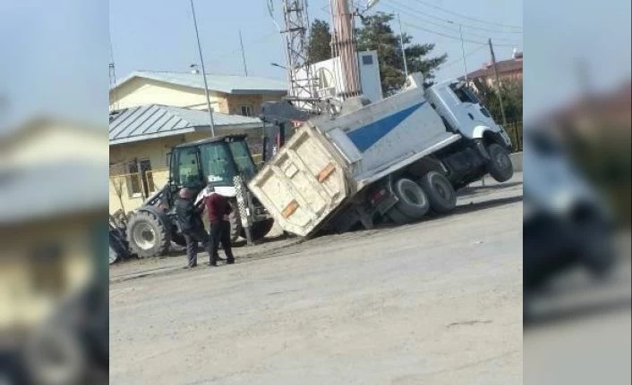 Toprağa saplanan kamyon yan yattı