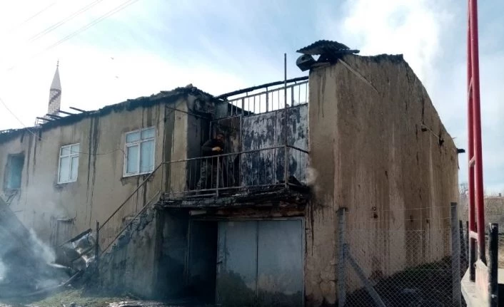 Tunceli’de 2 katlı kerpiç ev yandı