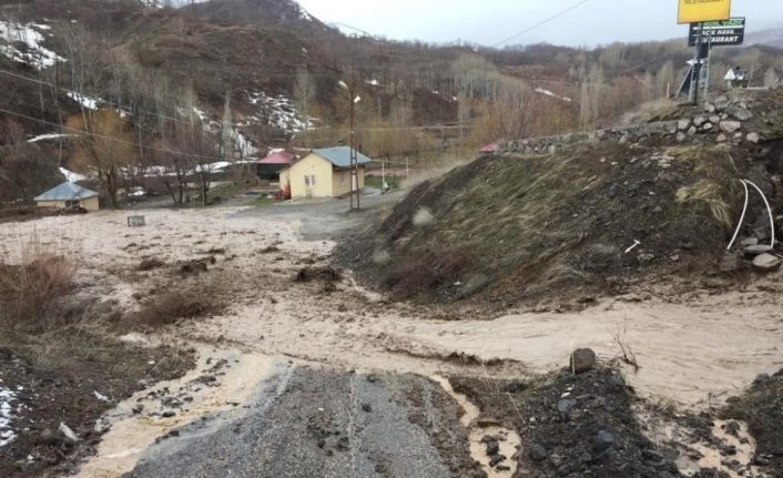 Tunceli’de kuvvetli sağanak taşkına neden oldu