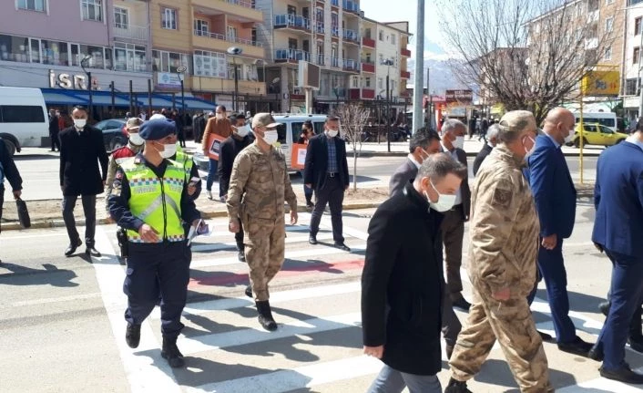 Tuzluca’da yaya geçitlerinde, Yayalara öncelik için farkındalık etkinliği gerçekleştirildi