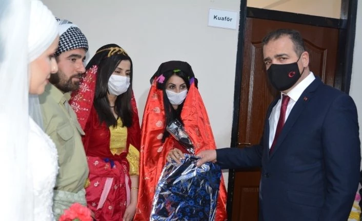 Vali Akbıyık kursiyer kadınlarla bir araya geldi