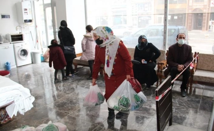 Van Umut Kervanı’ndan 510 aileye gıda yardımı