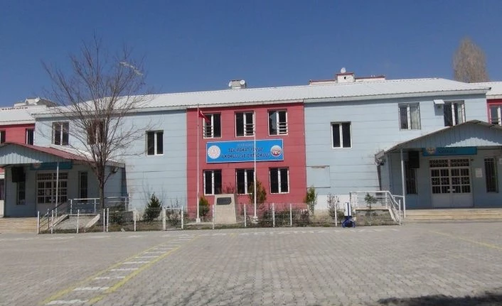 Van’daki bir okulda korona nedeniyle eğitime ara verildi