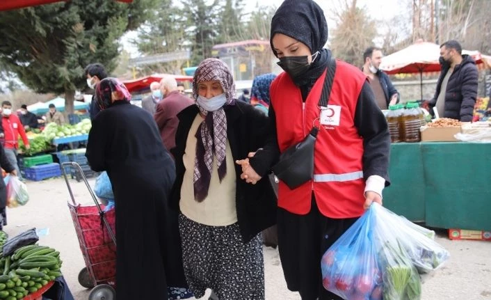 Vefalı gençler, pazara gitti yaşlılara yardım etti