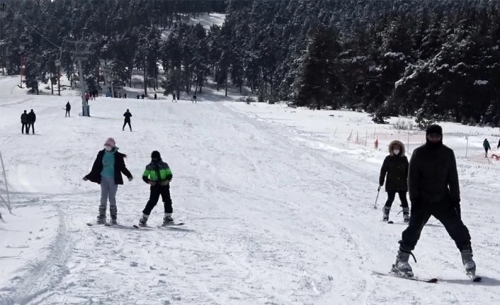 Yalnızçam’da pistler kayakseverlerle doldu
