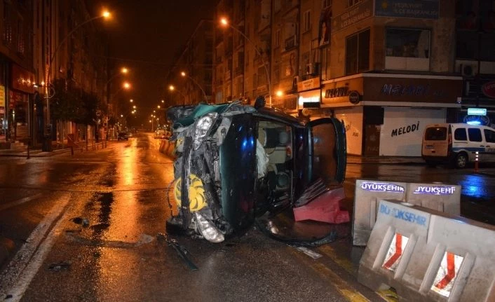 Yan yatan otomobilden burnu bile kanamadan çıktı