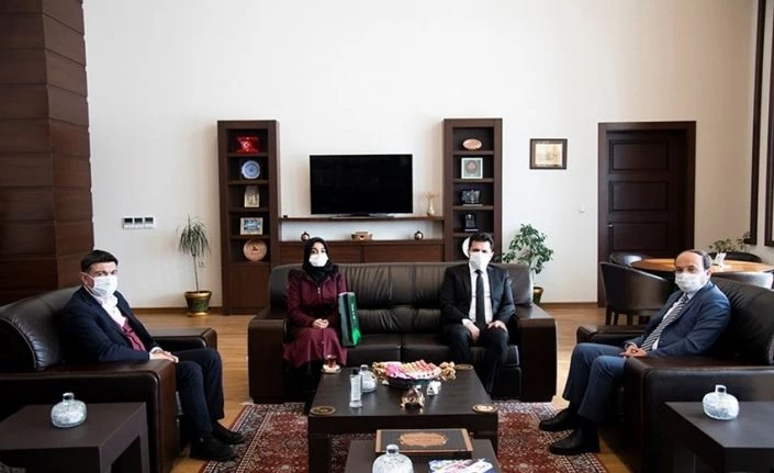 Yeşilay Erzurum Şubesi yönetiminden Rektör Çakmak’a ziyaret