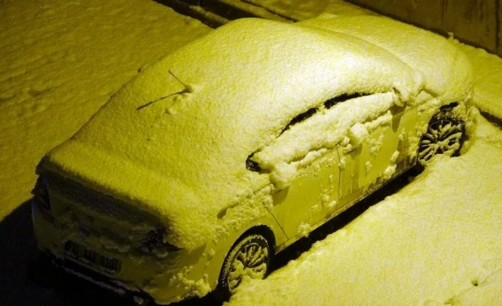 Yüksekova’da Mart ayına rağmen, lapa lapa kar yağışı