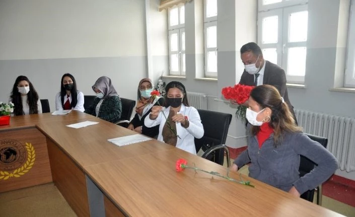 Yüksekovalı muhtardan öğretmenlere gül ve yaş pasta sürprizi