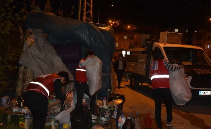 Açıkta kalan aileye valilik ve Kızılay sahip çıktı