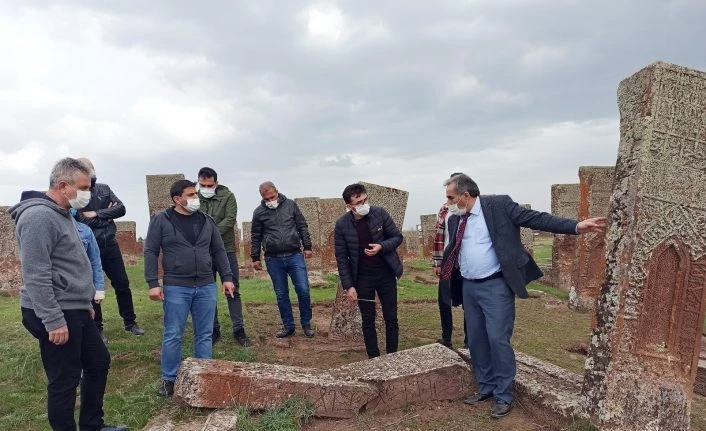 Ahlat’ta “Tarihin Görgü Tanıkları Ayağa Kalkıyor” projesi