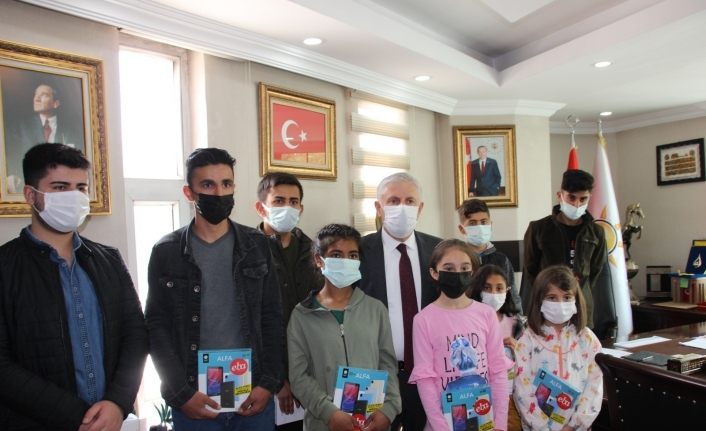 AK Parti İl Başkanı Özbek’ten 15 öğrenciye tablet desteği