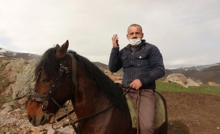 Ardahan’da Atlı telefon yolculuğu
