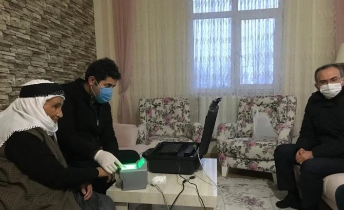 Ardahan’da hasta ve yaşlılara ’evde nüfus cüzdanı’ hizmeti