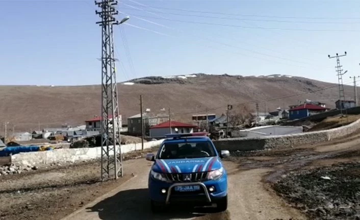 Ardahan’da jandarma anonslarla ’evde kalın’ çağrısı yapıyor