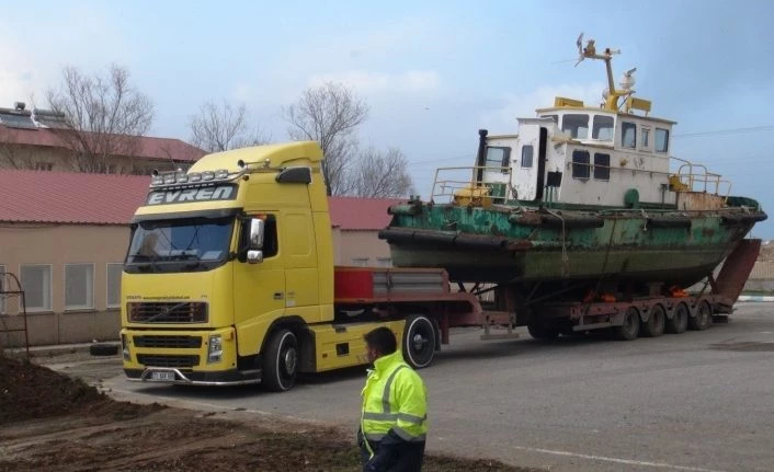 Atıl durumdaki tekne eğitim için okula taşındı