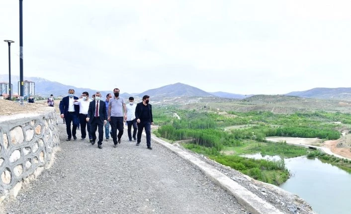 Başkan Çınar, millet bahçesi ve seyir terasını inceledi