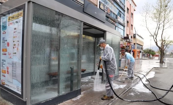 Belediye ekipleri kısıtlamada dezenfekte çalışması yaptı