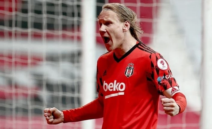 Beşiktaşlı futbolcu Vida 100