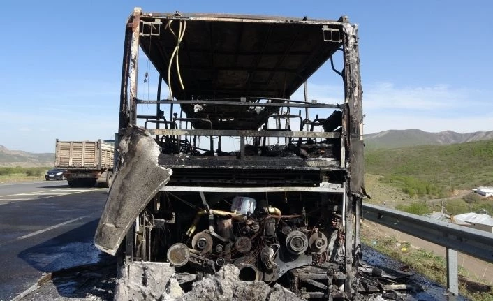 Bingöl’de 46 yolcusu bulunan otobüs alev alev yandı