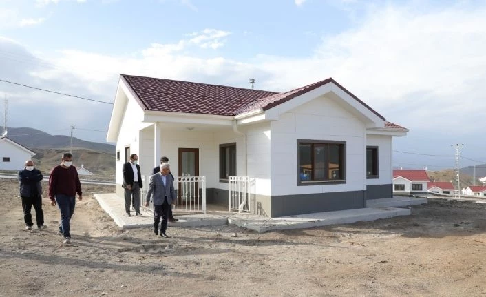 Bulutlu’daki deprem evlerinin geçici kabulü yapıldı