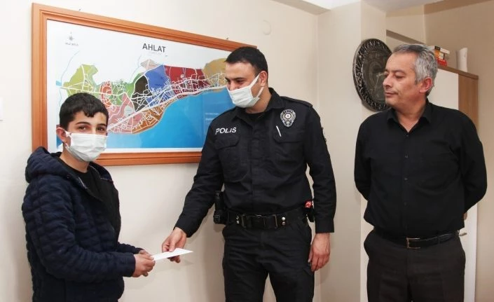 Çocuk yerde bulduğu parayı polise teslim etti