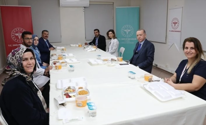 Cumhurbaşkanı Erdoğan: İnanıyorum ki salgında hayatını kaybeden sağlık çalışanları Peygamberimiz