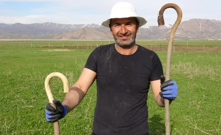 Dedesinden öğrendiği baston mesleğini köyünde sürdürüyor