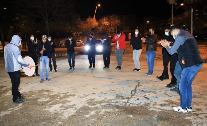 Elazığ’da klarnetli, davullu sosyal mesafeli sahur halayı