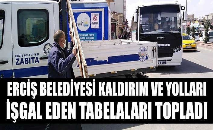 Erciş Belediyesi kaldırım ve yolları işgal eden tabelaları topladı