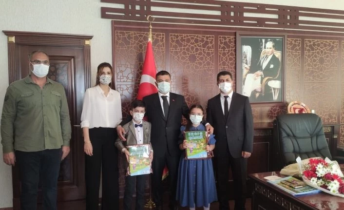 Erciş’te öğrenciler kaymakamlık makamına oturdu