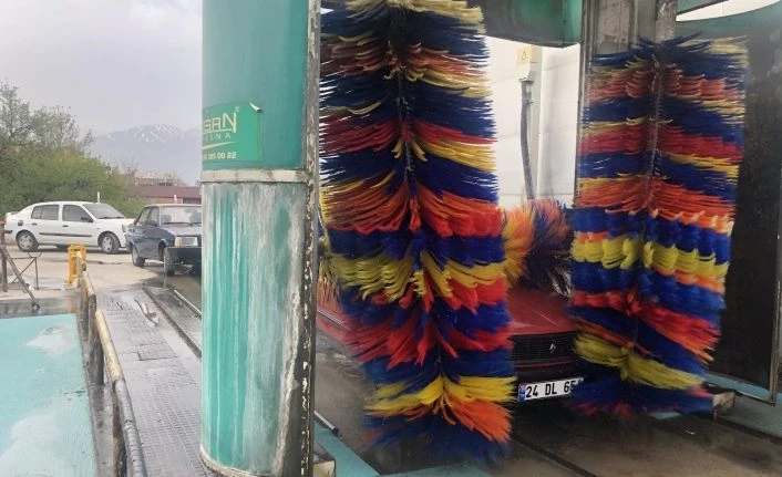 Gökten çamur yağdı oto yıkamacılarda kuyruk oluştu