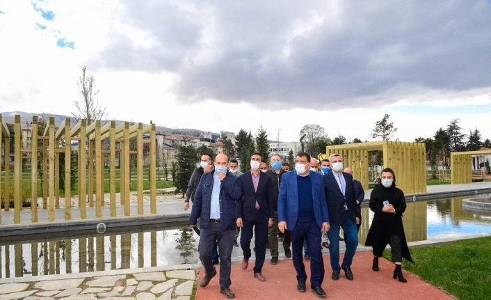 Gürkan, tamamlanan millet bahçesinde incelemede bulundu.