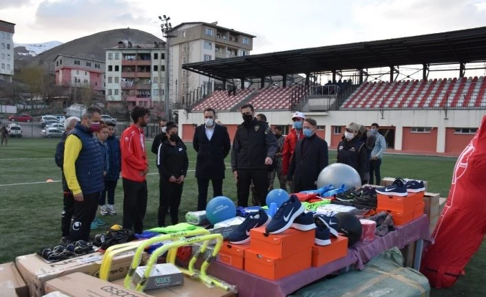 Hakkari Emniyet Müdürlüğünden spor kulüplerine malzeme desteği