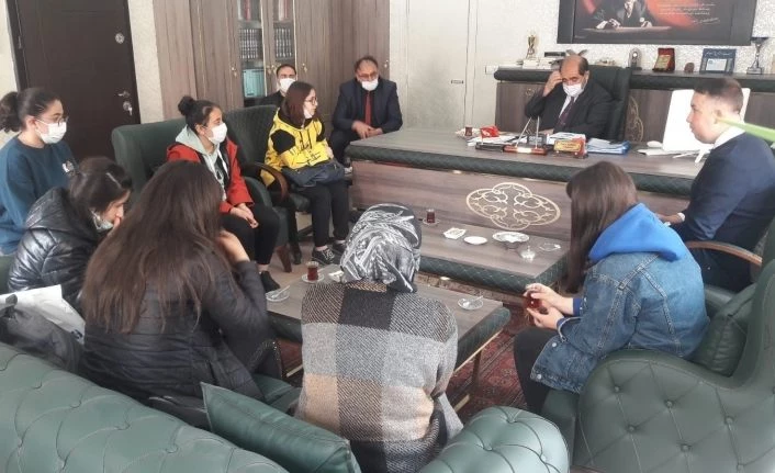 Hakkari’de dereceye girenlere ödülleri verildi