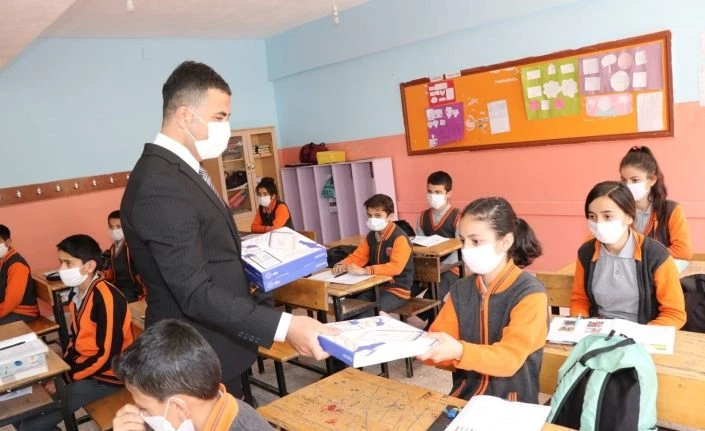 Hakkarili öğrencilere tablet desteği