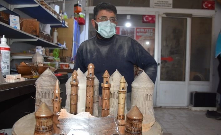 Hobi olarak başladı, şimdi tarihi yapıların maketini üretiyor