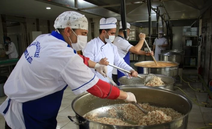 İftar çadırı kurulmadı ama kazanlar ihtiyaç sahipleri için kaynadı